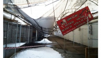 В Харькове снег обрушил тенты на Барабашовском рынке