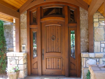 Как выбрать входную дверь для загородного дома? Советы профессионала