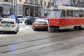 В Киеве "герой парковки" остановила 8 трамваев (ФОТО)