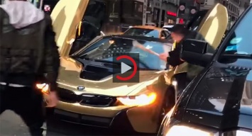 Владелец золотой BMW получил битой по стеклу за парковку посреди дороги