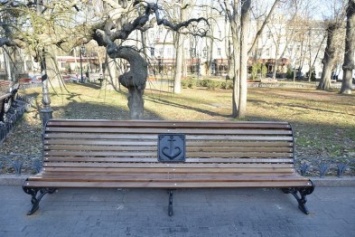 В Горсаду установили новые скамейки с символикой Одессы (ФОТО)