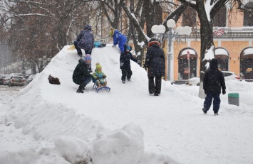 Полтавские волонтеры превратили снежные заносы в детские горки (фото)