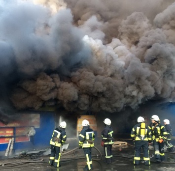 Крупный пожар в торговом павильоне в Одессе: у мужчины обгорели руки (фото)