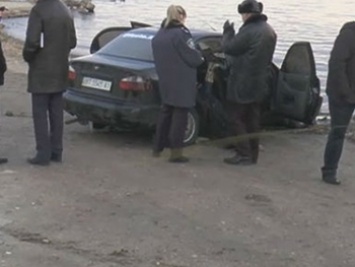 В Херсоне водолазы нашли машину с телами двух человек