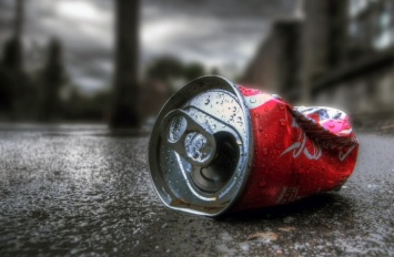 Пользователи «ВКонтакте» высмеяли конкурс Coca-Cola фотографиями фаллоимитаторов и банок других напитков