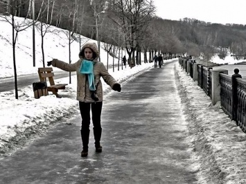 Город лыжников и конькобежцев: Как в Киеве проходит ледяной дождь