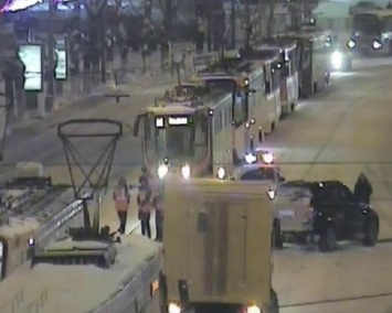 В Перми легковой автомобиль столкнулся с трамваем