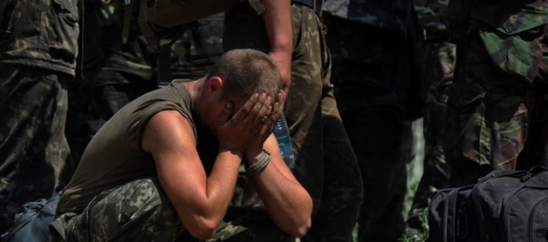 Солдаты побираются на огородах Донбасса: Порошенко требует продолжения войны
