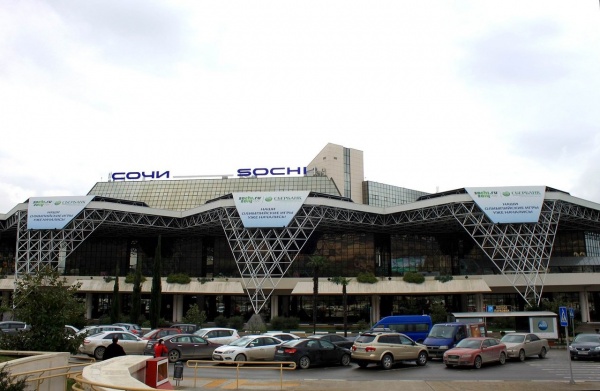 В Сочинском аэропорту обслуживающий транспорт столкнулся с самолетом