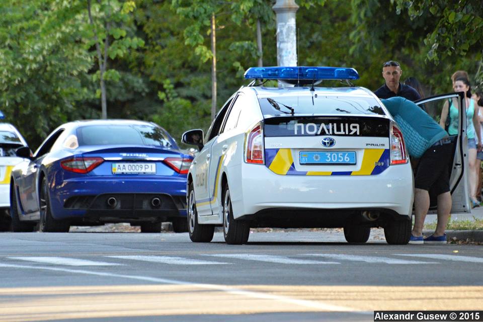 В Киеве полицейские перехватили гонщика на Maserati с VIP-номерами