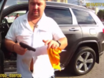 В Киеве герой парковки - пьяный мужчина угрожал полицейским ксивой и пистолетом. ВИДЕО