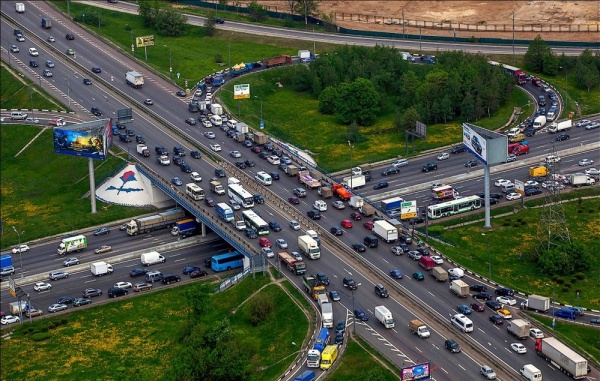 На МКАД Mercedes на полном ходу врезался в отбойник, есть пострадавшие