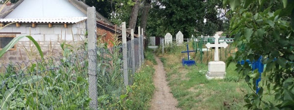 На Днепропетровщине кладбище наползает на жилые дома