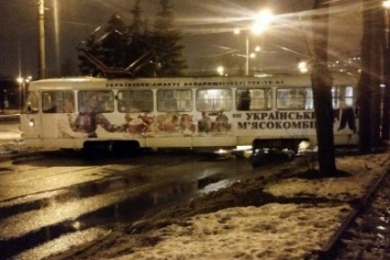 Около Плехановской трамвай слетел с рельс и едва не опрокинулся: есть пострадавшие (ФОТО)