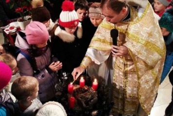 В Херсоне юные прихожане храма Святой Троицы зажгли свечи на рождественском венке