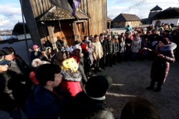 Студенты, давшие старт песенным флешмобам, спели на Хортице "Молитву за Украину" (видео)