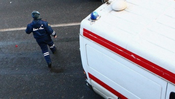 В ялтинском санатории Land Rover врезался в дерево: пострадали два ребенка и водитель