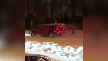 Девушка на Hummer H1 пугала пешеходов и заезжала на лестницу ВУЗа (ВИДЕО)