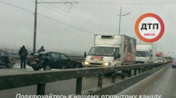 На Московском мосту четыре ДТП парализовали движение (фото)