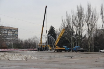 В Запорожье начали установку новогоднего «светящегося шара»