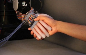 Ученые создали роботизированную руку с тактильными датчиками