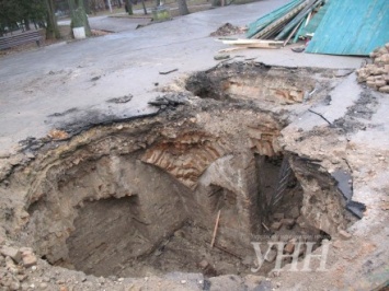 В старинном туннеле в центре Ровно раскопали сеть ходов