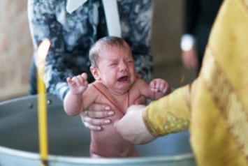 В Украине хотят законодательно запретить крестить детей до 18 лет