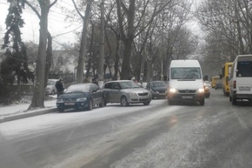 "Не время": На обледенелые улицы Симферополя выпустили менее половины имеющейся в городе спецтехники