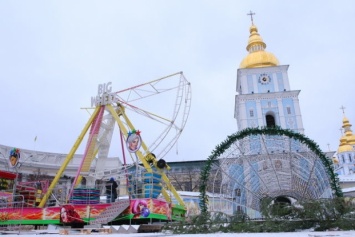 В Киеве начали устанавливать новогоднее чертово колесо