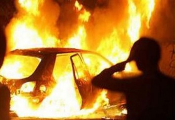 На севере Москвы при возгорании машины пострадали два человека