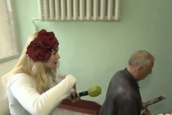 Смешное видео: как 72-летний мэр Черноморска убегал от киевской журналистки (ВИДЕО)