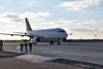 В аэропорт «Херсон» зашел самолет на только что открытую рулежной дорожки