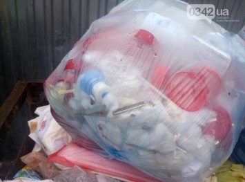 В Ивано-Франковске медицинские отходы, которые необходимо утилизировать, выбрасывают на помойку - СМИ