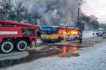 Троллейбус с людьми загорелся в Чернигове (ВИДЕО)