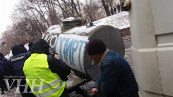 Активисты привели под Кабмин свиней