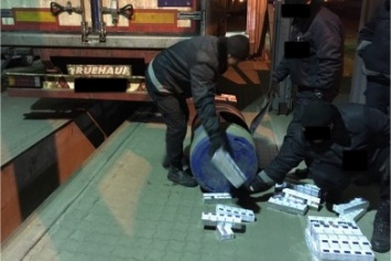 В Ильичевском рыбном порту обнаружили контрабанду сигарет (фото)
