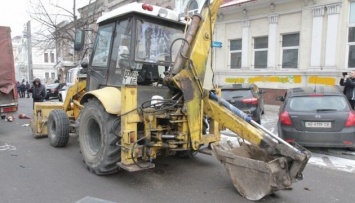 В центре Днипра трактор смял больше 10 машин, есть пострадавшие