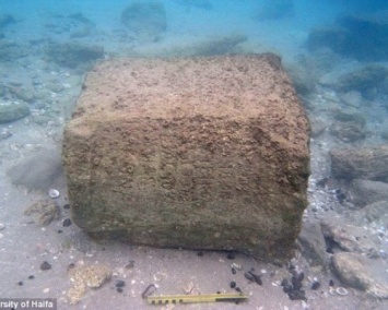 Археологи нашли на морском дне 1800-летний камень со словом "Евреи"