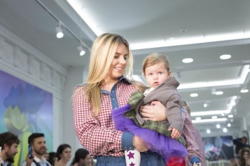 Жены футболистов киевского "Динамо" с детьми посетили модный показ