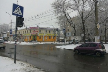 Расчищать дороги Николаева от снега мешают оставленные у обочин машины
