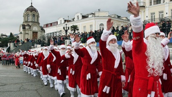 "Мороз-парад" в Ялте: сладкая елка, санки на колесах и Деды Морозы из Краснодара
