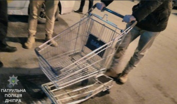 Подростки устроили ралли на тележке из супермаркета