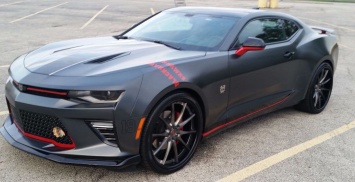 Один из шести Chicago Blackhawks Chevrolet Camaro ушел за 60 000 долларов