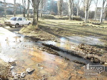 В Саксаганском районе прорвало трубу. Сотрудники «Кривбассводоканала» наложили хомут