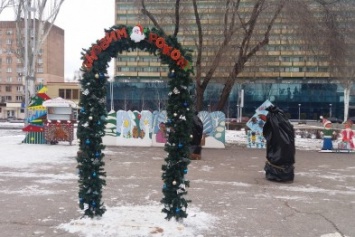 В Запорожье площадь Фестивальную активно готовят к открытию областной елки, - ФОТОРЕПОРТАЖ