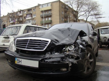 Водитель Mercedes протаранил внедорожник на глазах у киевских копов