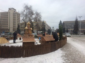 В центре Запорожья устанавливают светящуюся Запорожскую Сечь (Фото)