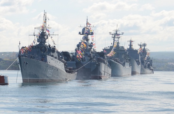В Севастополе в День ВМФ покажут морской бой, устроят ракетные стрельбы и «вальс буксиров»