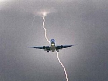 В США благополучно приземлился самолет, в который ударила молния