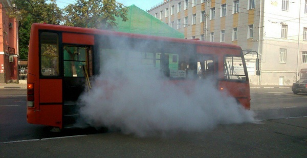 В Нижнем Новгороде водитель вез пассажиров на загоревшемся автобусе